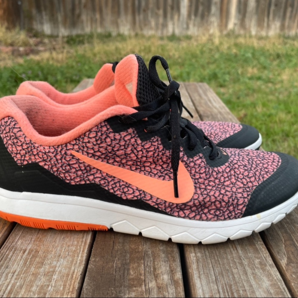 Women’s 9 Coral Black Nike Flex Tennis Shoes